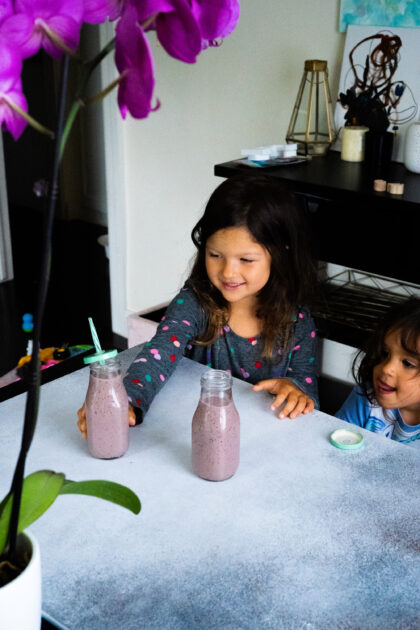 Evelyn and Clara with purple smoothies